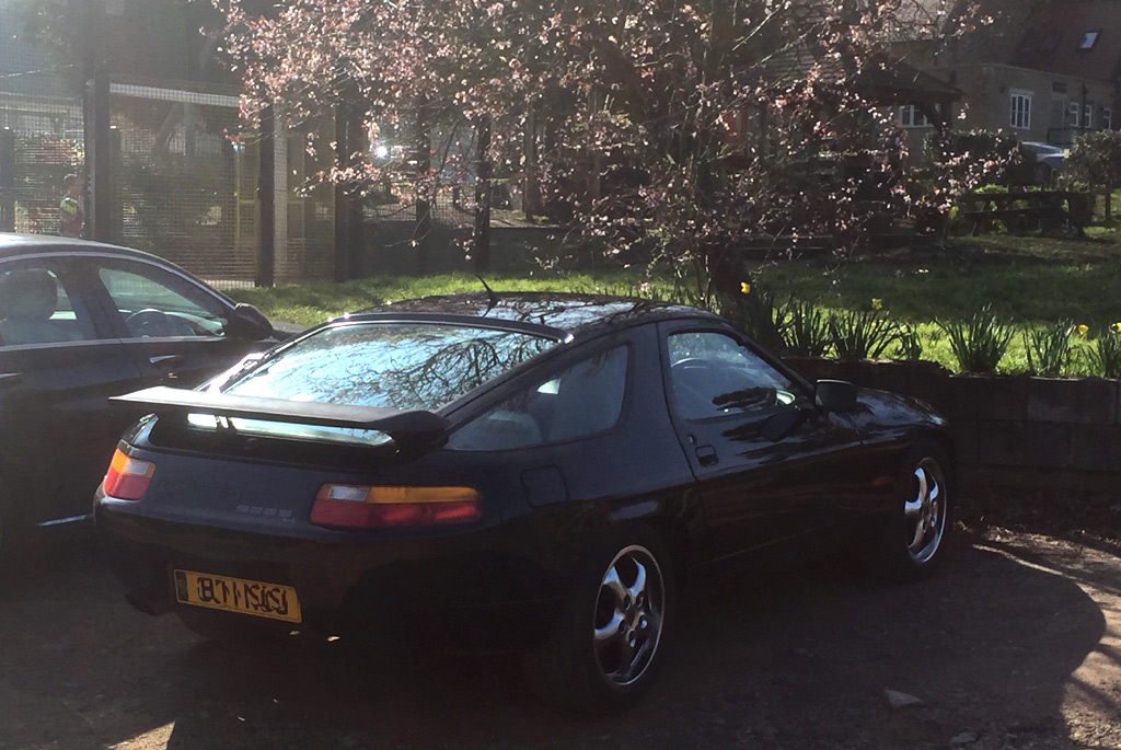 Porsche-928-in-spring.jpg