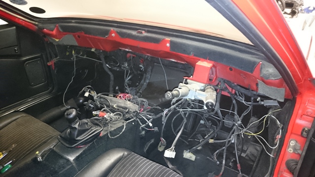 Dash and centre console removed.JPG